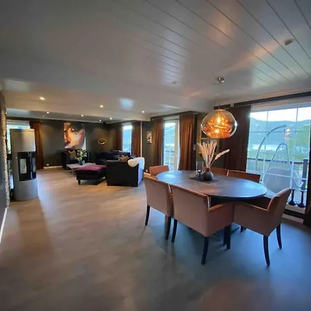Villa Trivelig Med Jacuzzi. Geilo