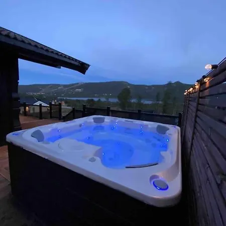Trivelig Med Jacuzzi. 耶卢